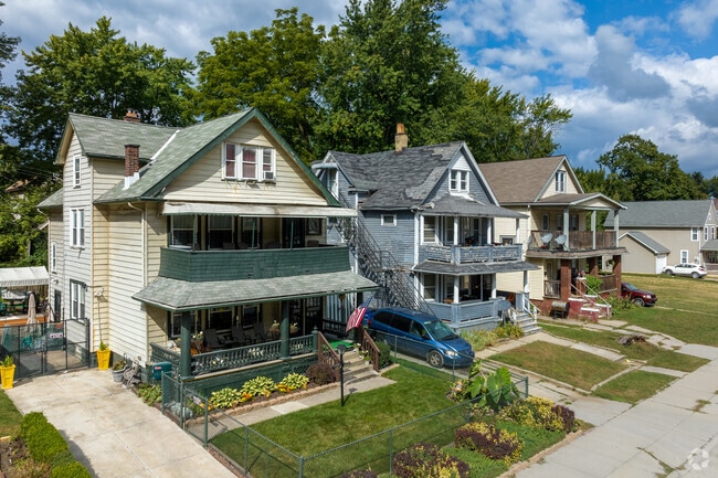 Prairie, Colonial and American Foursquare homes are found in the Glenville neighborhood.