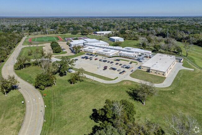 The campus features modern facilities, creating an optimal environment for learning.
