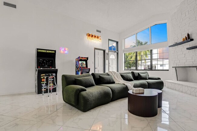 20140 NE 25th Ct unit ID1372364P, Miami, FL 33180 - photo 3