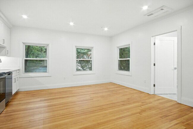 21 Regent Cir unit 5, Brookline, MA 02445 - photo 5