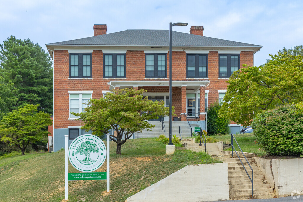 Redeemer Classical School offers a faith based education.