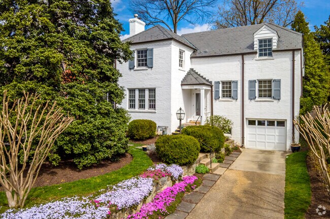 Elegant Home in Edgemoor Featuring an Attached Garage and Well Manicured Lawn