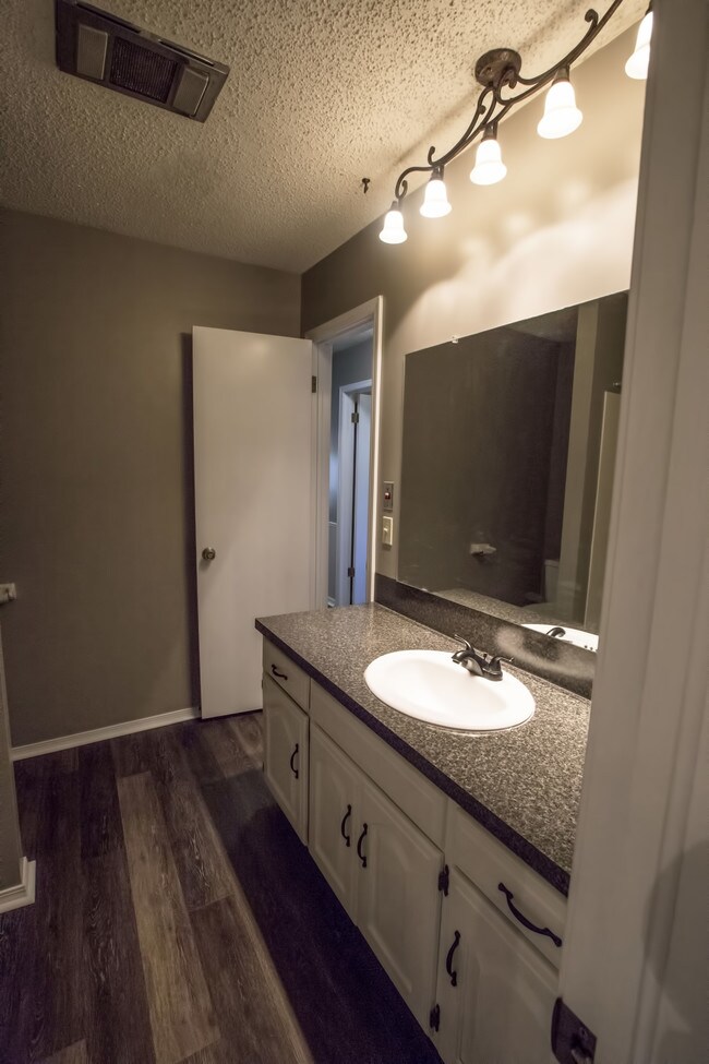 4025 Sheridan Rd unit D, Bartlesville, OK 74006 - photo 4