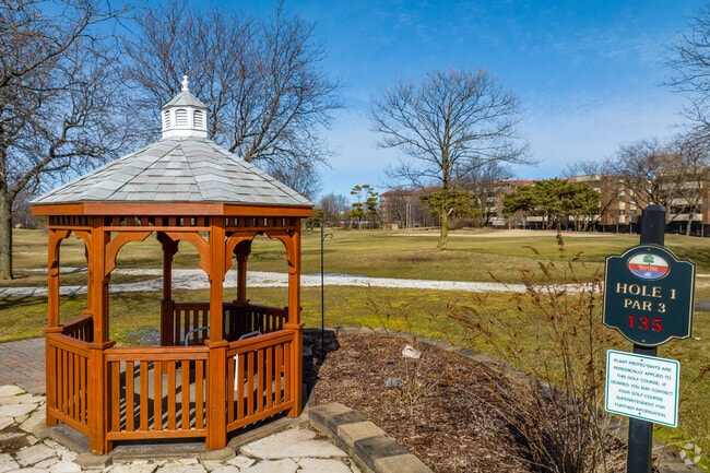 Weber Park Golf Course invites the golfers of Barcelona to play its course.