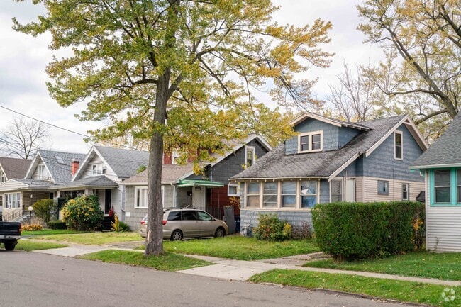 The median home sale price for Kenfield is $129,000.