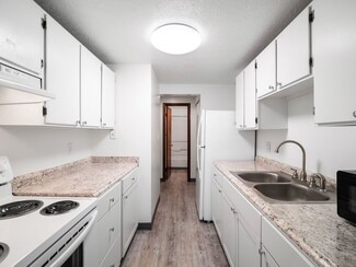 176 Walnut St, Geneva, OH 44041