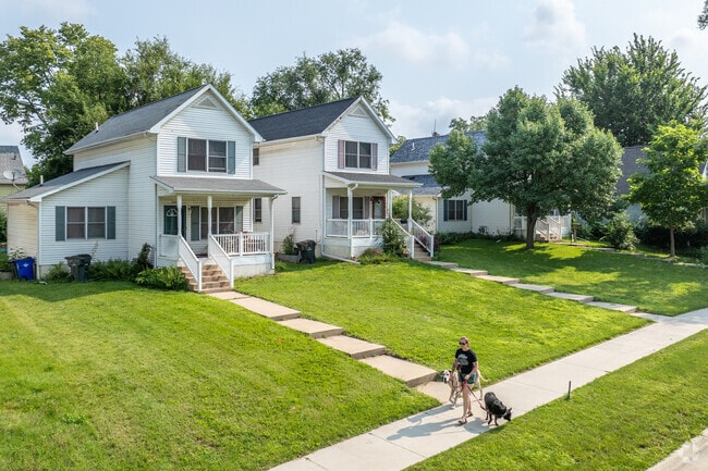 Oak Hill Jackson’s split-level homes offer spacious living areas across multiple levels.