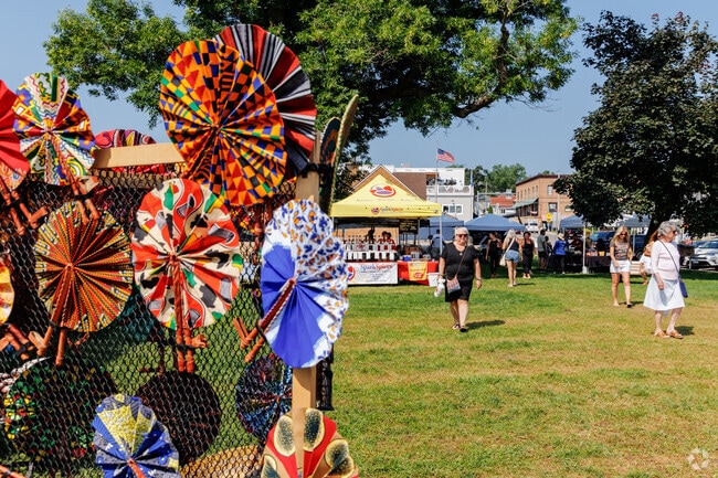 A sunny morning draws shoppers to the Williams Bay Farmers Market at Edgewater Park.