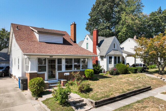 DeVeaux is a residential community just outside of downtown Toledo.