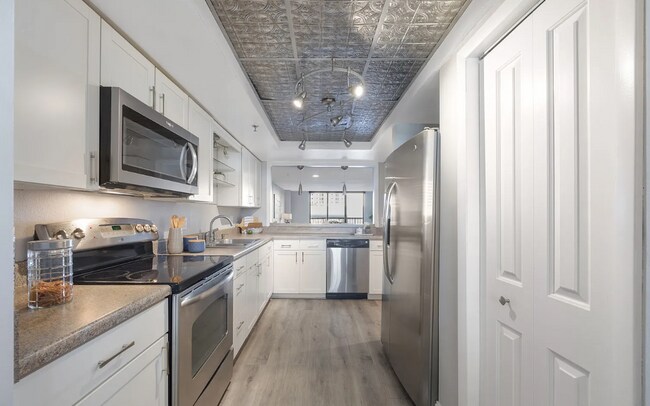 530 E Central Blvd unit Roommat 530 E Centra, Orlando, FL 32801 - photo 5