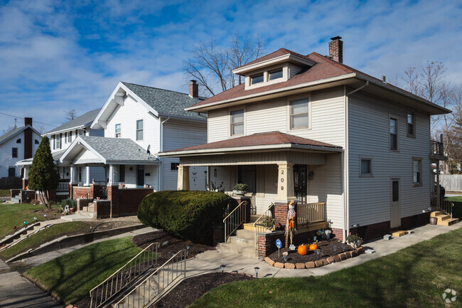 Many homes in Williams Park feature large front porches.