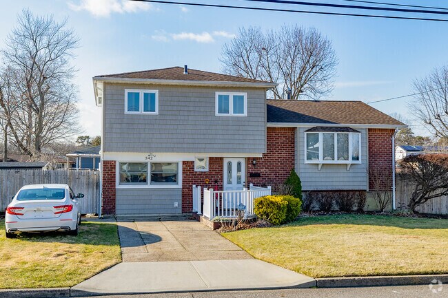 There are many Split-level homes from the 1950's and 1960's in Deer Park.