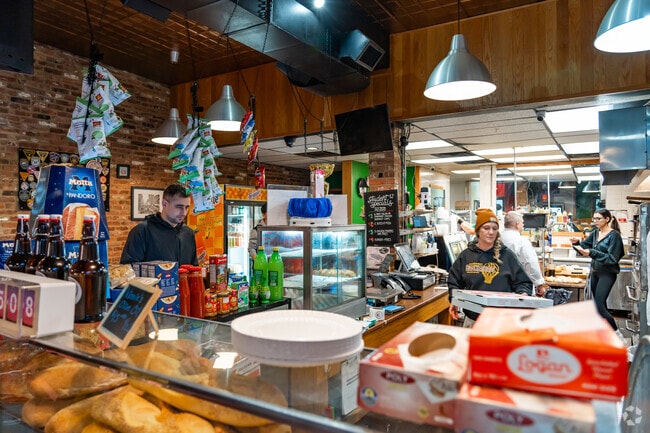 Vinnie’s Mootz is a Lyndhurst favorite for Italian food and pizza.