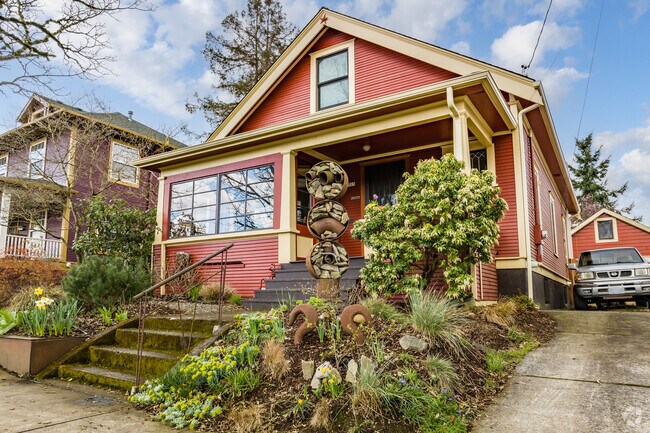 Front Yard Art is all over various homes in the Vernon Neighborhood.