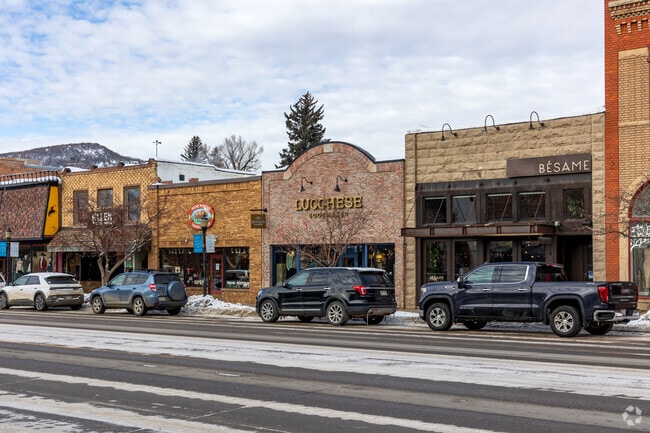 Lincoln Avenue is lined with art galleries, live performance venues, clothing stores, taverns and restaurants.
