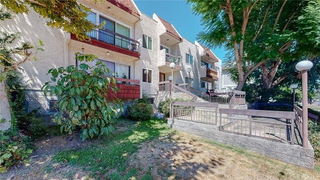 12157 Moorpark St unit 202, Studio City, CA 91604 - photo 4