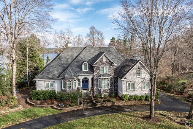 Find the perfect luxury home on the reservoir in Woodlake.