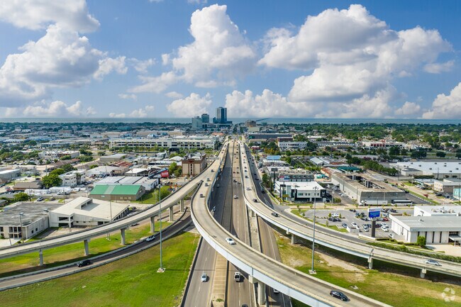 Ferran Place-Courtland Heights is just south of the 24 mile long Lake Pontchartrain Causeway.