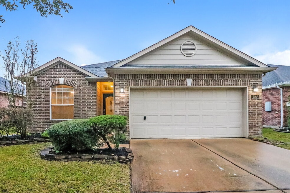 6162 Newcastle Ln, League City, TX 77573 - photo 1