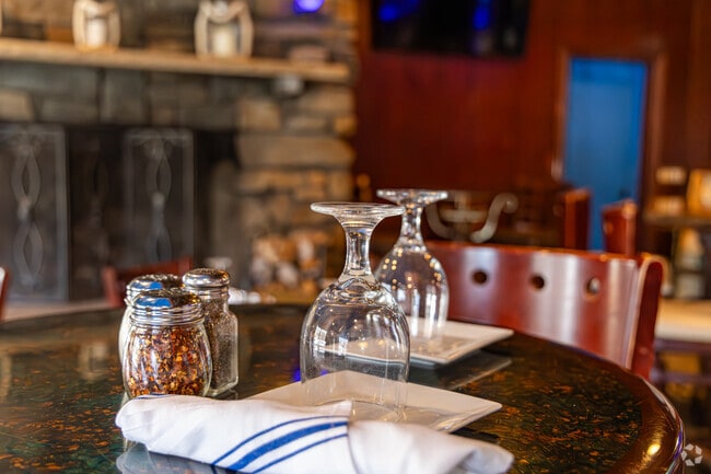 The south side of Kinnelon is a hub for dining, featuring a variety of restaurants ranging from casual eateries to upscale establishments.