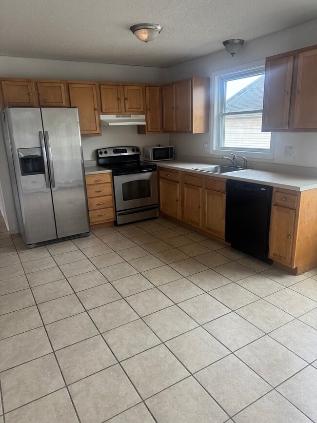 52 Charles St unit Stephen, New Britain, CT 06051 - photo 5