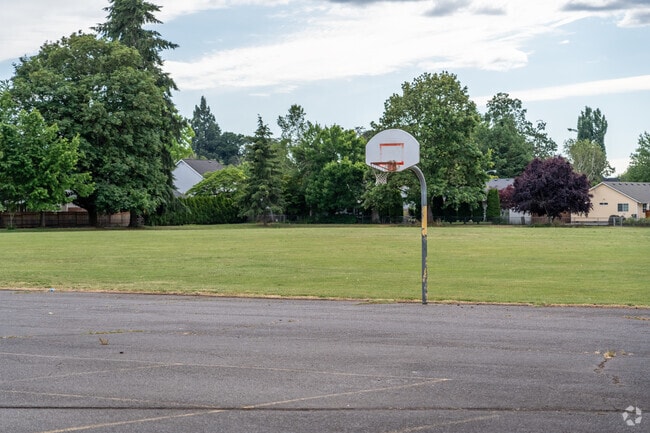 Oaklea Middle School has a baketball court for students to play on in Junction City.