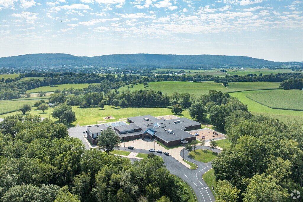 Fort Zeller Elementary School has 270 students in grades K-2 with a student-teacher ratio of 12 to 1.