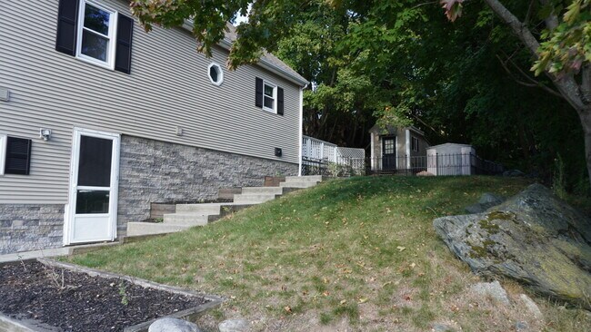 Sie Yard and entrance