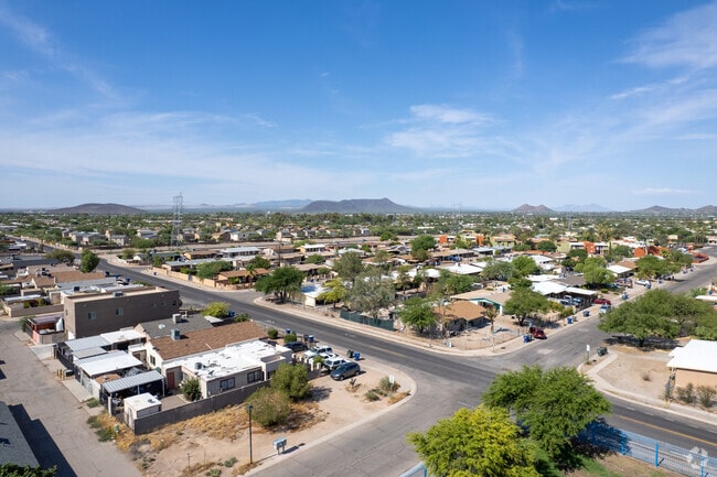 Sunnyside is only 60 miles from the Arizona-Mexico border via I-19.