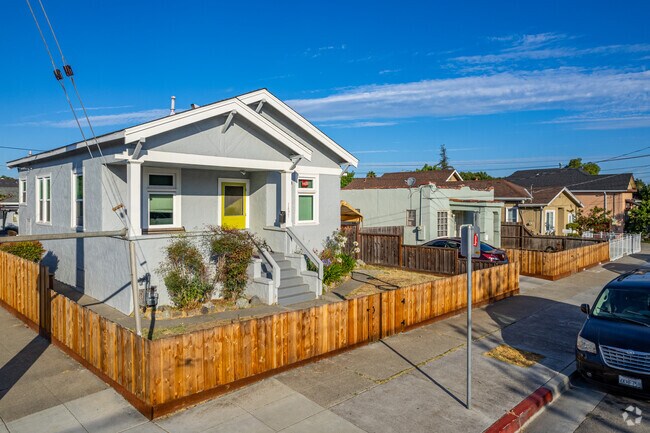 line of older homes in the neighborhood of Tamien.