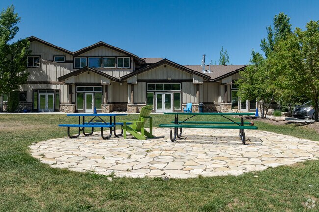 The Winter Sports School’s academic calendar begins in mid-April and ends in mid-November.