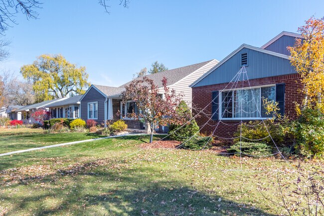 Rows of ranch-style homes line Parkway’s quiet streets near the river.