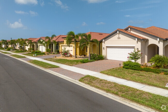 Single family villas sit closely in the Sarasota National neighborhood.