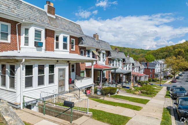 Many of 18th and Cotton's streets are on considerable inclines.
