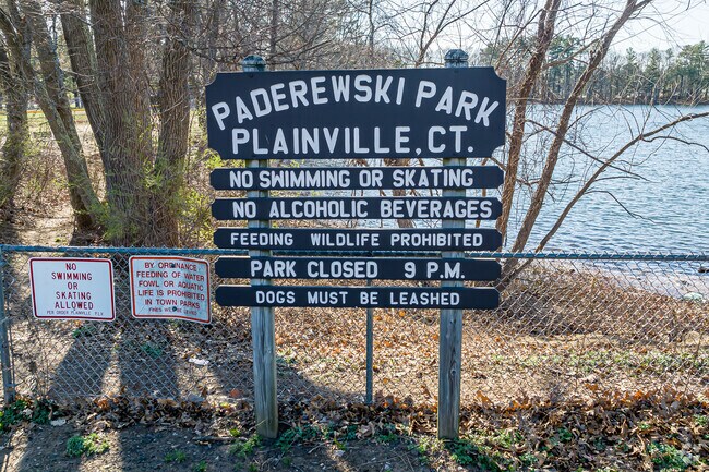 Signage and park rules at the entrance of Paderewski Park