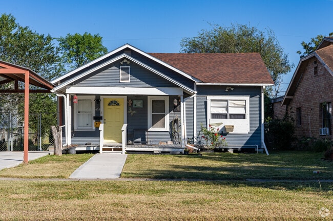 Cottage style homes are common throughout the downtown Harlingen area.