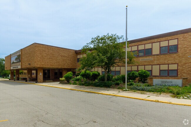Edison Middle School is a public school in district 200 located in Southeast Wheaton.