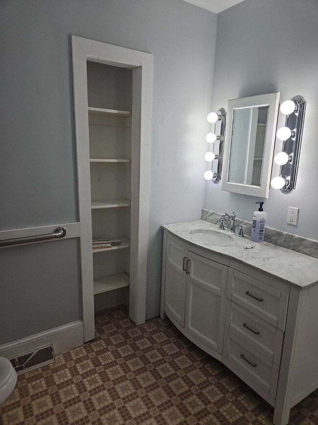 16 Locke St Unit Cute Cottagey Studio, Saco, ME 04072