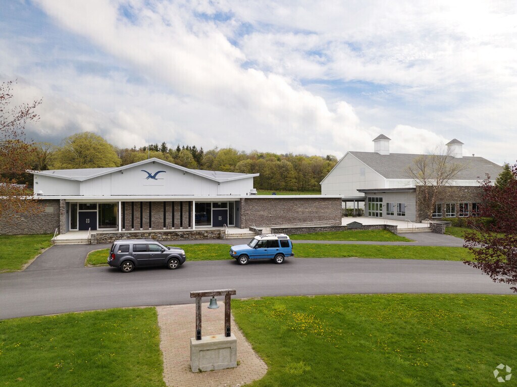 Kent School offers a rigorous academic program, with a wide range of courses in humanities, sciences, and the arts.