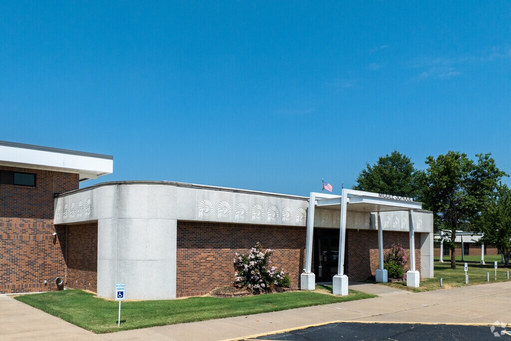 According to Niche, Riverton Middle School holds a B-minus overall rating.