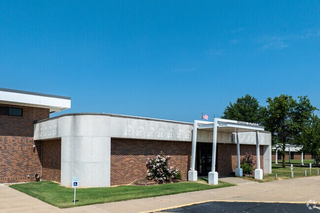 According to Niche, Riverton Middle School holds a B-minus overall rating.