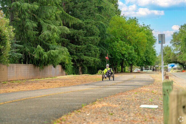 Pathways line the eastern border of Sun River making walking around the neighborhood a breeze.