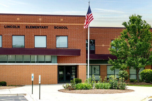 Lincoln Elementary School serves the Cobblers Crossing Elgin area.
