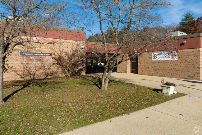 Quidnessett Elementary  has 230 students in grades K-5 with a student-teacher ratio of 10 to 1.