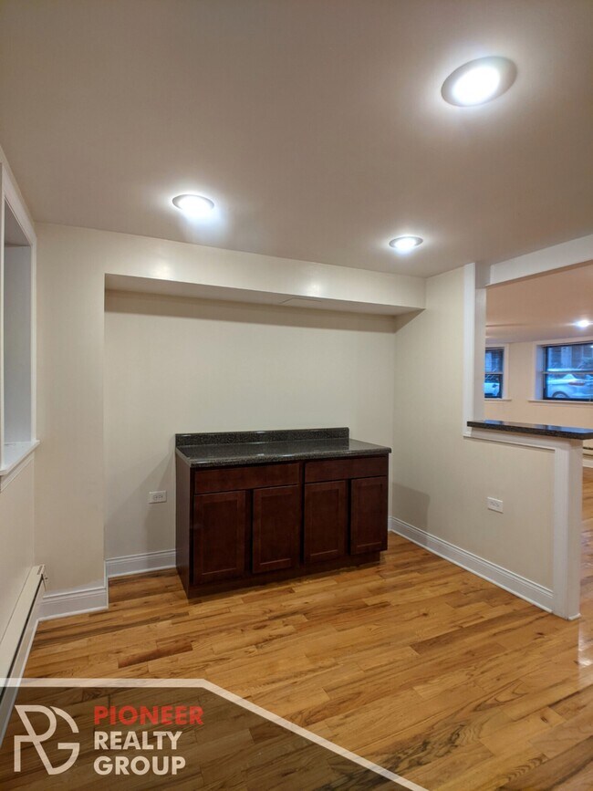 1129 W Oakdale Ave unit 1, Chicago, IL 60657 - photo 5
