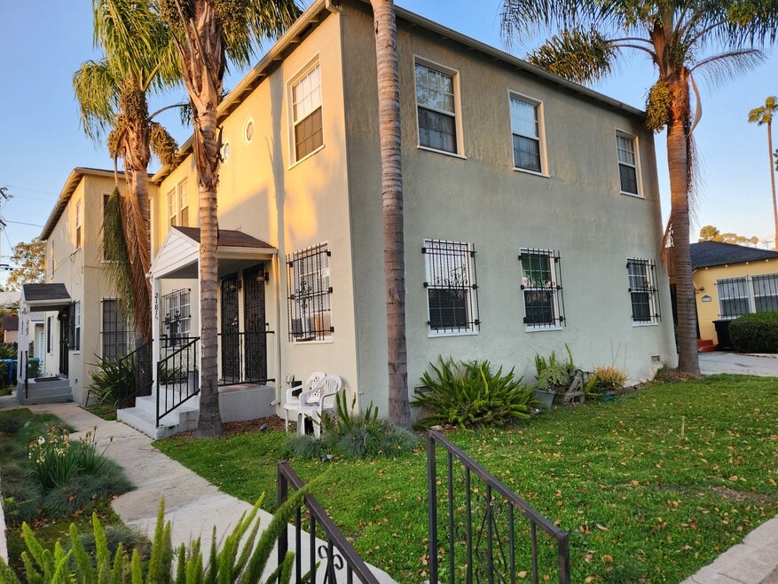 2183 W 27th St unit 2183 West 27th Stree, Los Angeles, CA 90018 - photo 1