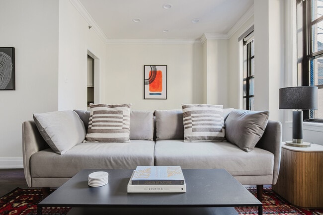 200 E Chestnut St unit FL9-ID1390, Chicago, IL 60611 - photo 2