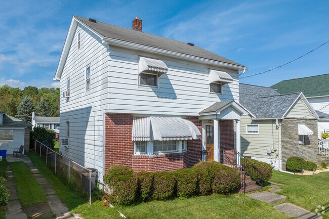 American Foursquare homes built in the early 1900s line Jackson St in Edwardsville.