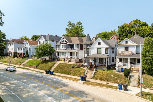Homes in Kinzie Heights date back to the early 1900s.