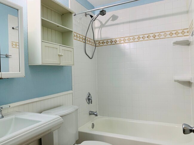 Bathroom with tub and removable shower head. Plenty of additional storage. 407 E 45th St, Austin, TX 78751
